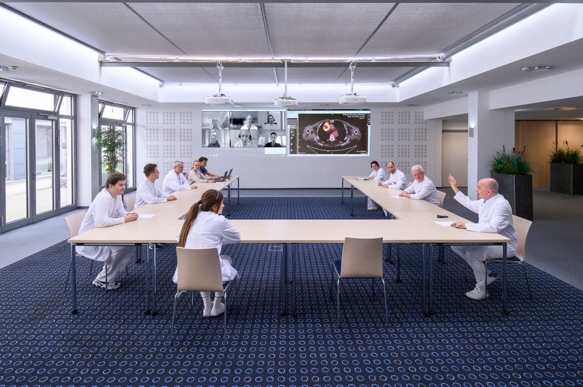 Internationaler PIPAC-Workshop – Ärzteteam bei Tumorkonferenz am EvK Herne